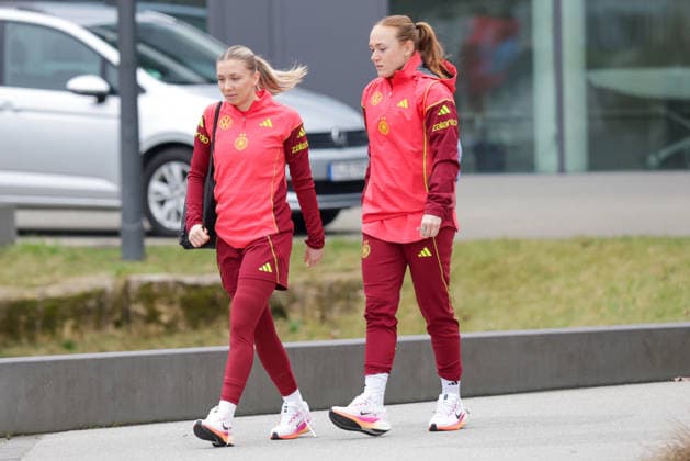 25.02.2026, xgrfx, Fussball DFB-Medientermine, Deutsche Frauennationalmannschaft - Training v.l. Elisa Senß, Lisanne Gräwe (Deutsche Frauennationalmannschaft) (DFL DFB REGULATIONS PROHIBIT ANY USE OF PHOTOGRAPHS as IMAGE SEQUENCES and or QUASI-VIDEO) Frankfurt am Main