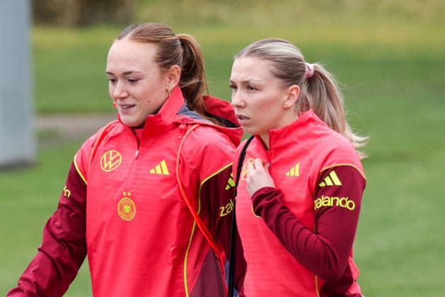 25.02.2026, xgrfx, Fussball DFB-Medientermine, Deutsche Frauennationalmannschaft - Training v.l. Lisanne Gräwe, Elisa Senß (Deutsche Frauennationalmannschaft) (DFL DFB REGULATIONS PROHIBIT ANY USE OF PHOTOGRAPHS as IMAGE SEQUENCES and or QUASI-VIDEO) Frankfurt am Main