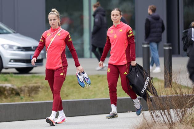 25.02.2026, xgrfx, Fussball DFB-Medientermine, Deutsche Frauennationalmannschaft - Training v.l. Giulia Gwinn, Klara Bühl (Deutsche Frauennationalmannschaft) (DFL DFB REGULATIONS PROHIBIT ANY USE OF PHOTOGRAPHS as IMAGE SEQUENCES and or QUASI-VIDEO) Frankfurt am Main