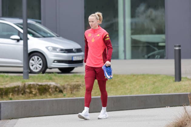 25.02.2026, xgrfx, Fussball DFB-Medientermine, Deutsche Frauennationalmannschaft - Training v.l. Lea Schüller (Deutsche Frauennationalmannschaft) (DFL DFB REGULATIONS PROHIBIT ANY USE OF PHOTOGRAPHS as IMAGE SEQUENCES and or QUASI-VIDEO) Frankfurt am Main