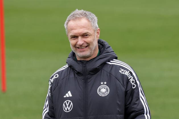 25.02.2026, xgrfx, Fussball DFB-Medientermine, Deutsche Frauennationalmannschaft - Training v.l. Christian Wück (Deutsche Frauennationalmannschaft) (DFL DFB REGULATIONS PROHIBIT ANY USE OF PHOTOGRAPHS as IMAGE SEQUENCES and or QUASI-VIDEO) Frankfurt am Main