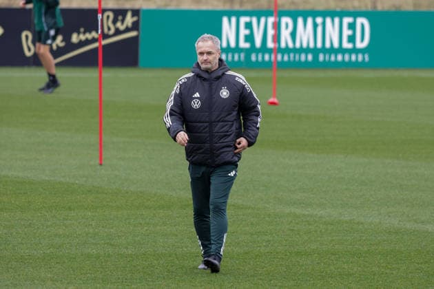 25.02.2026, xgrfx, Fussball DFB-Medientermine, Deutsche Frauennationalmannschaft - Training v.l. Christian Wück (Deutsche Frauennationalmannschaft) (DFL DFB REGULATIONS PROHIBIT ANY USE OF PHOTOGRAPHS as IMAGE SEQUENCES and or QUASI-VIDEO) Frankfurt am Main