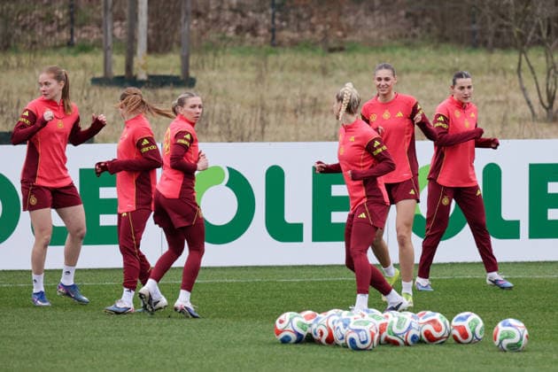 25.02.2026, xgrfx, Fussball DFB-Medientermine, Deutsche Frauennationalmannschaft - Training v.l. Sjoeke Nüsken, Lisanne Gräwe, Elisa Senß, Giulia Gwinn, Jule Brand, Carlotta Wamser (Deutsche Frauennationalmannschaft) (DFL DFB REGULATIONS PROHIBIT ANY USE OF PHOTOGRAPHS as IMAGE SEQUENCES and or QUASI-VIDEO) Frankfurt am Main