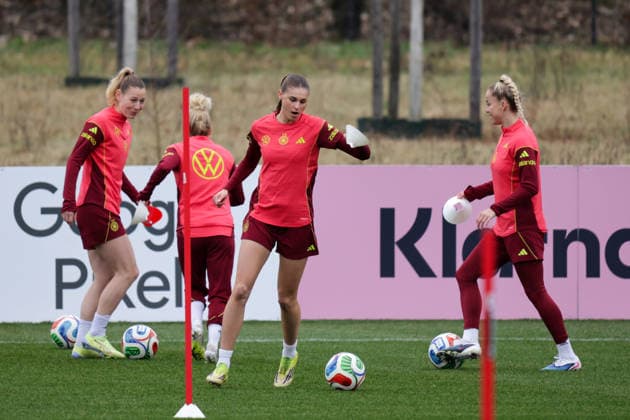 25.02.2026, xgrfx, Fussball DFB-Medientermine, Deutsche Frauennationalmannschaft - Training v.l. Sarai Linder, Jule Brand, Giulia Gwinn (Deutsche Frauennationalmannschaft) (DFL DFB REGULATIONS PROHIBIT ANY USE OF PHOTOGRAPHS as IMAGE SEQUENCES and or QUASI-VIDEO) Frankfurt am Main