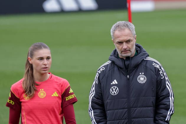 25.02.2026, xgrfx, Fussball DFB-Medientermine, Deutsche Frauennationalmannschaft - Training v.l. Jule Brand, Christian Wück (Deutsche Frauennationalmannschaft) (DFL DFB REGULATIONS PROHIBIT ANY USE OF PHOTOGRAPHS as IMAGE SEQUENCES and or QUASI-VIDEO) Frankfurt am Main