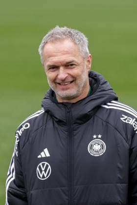 25.02.2026, xgrfx, Fussball DFB-Medientermine, Deutsche Frauennationalmannschaft - Training v.l. Christian Wück (Deutsche Frauennationalmannschaft) (DFL DFB REGULATIONS PROHIBIT ANY USE OF PHOTOGRAPHS as IMAGE SEQUENCES and or QUASI-VIDEO) Frankfurt am Main