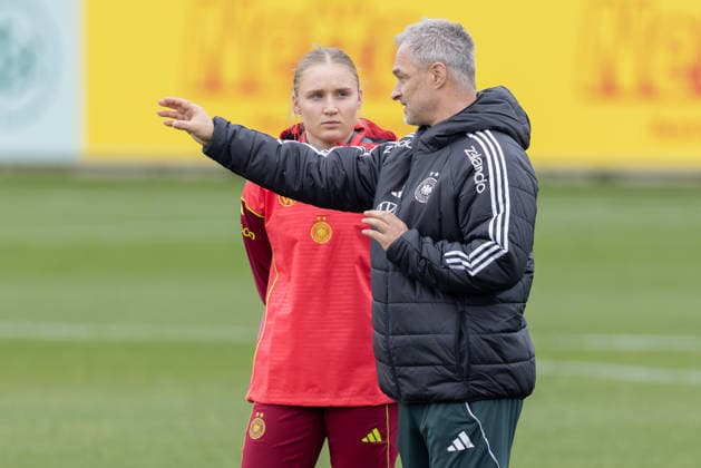 Training Deutsche Fußball-Nationalmannschaft der Frauen Bundestrainer Christian Wück im Gespräch mit der erstmals in den Nationalkader berufenen Jella Veit (Eintracht Frankfurt). Training der Frauen-Nationalmannschaft vor den WM-Qualifikationsspielen gegen Slowenien und Norwegen am 25. Februar 2026 in Frankfurt am Main, Frankfurt am Main Hessen Deutschland DFB-Campus