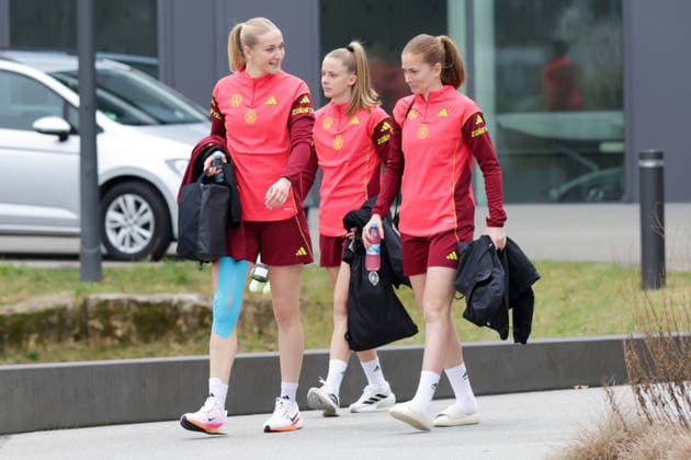 25.02.2026, xgrfx, Fussball DFB-Medientermine, Deutsche Frauennationalmannschaft - Training v.l. Camilla Küver, Vivien Endemann, Sjoeke Nüsken (Deutsche Frauennationalmannschaft) (DFL DFB REGULATIONS PROHIBIT ANY USE OF PHOTOGRAPHS as IMAGE SEQUENCES and or QUASI-VIDEO) Frankfurt am Main