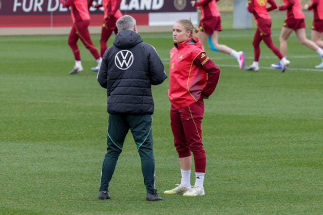25.02.2026, xgrfx, Fussball DFB-Medientermine, Deutsche Frauennationalmannschaft - Training v.l. Christian Wück, Jella Veit (Deutsche Frauennationalmannschaft) (DFL DFB REGULATIONS PROHIBIT ANY USE OF PHOTOGRAPHS as IMAGE SEQUENCES and or QUASI-VIDEO) Frankfurt am Main