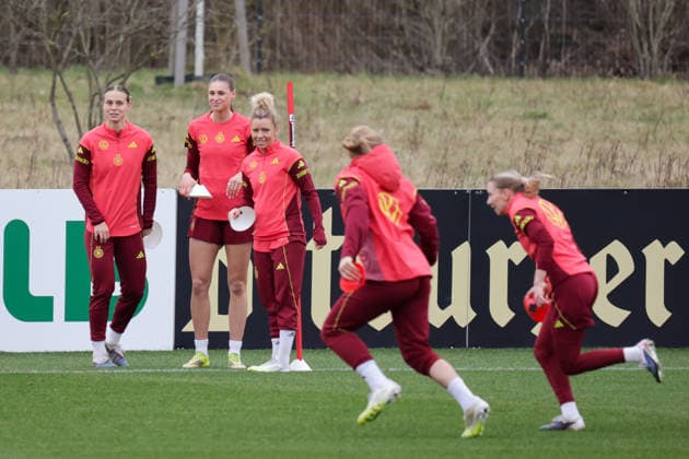 25.02.2026, xgrfx, Fussball DFB-Medientermine, Deutsche Frauennationalmannschaft - Training v.l. Klara Bühl, Jule Brand, Linda Dallmann (Deutsche Frauennationalmannschaft) (DFL DFB REGULATIONS PROHIBIT ANY USE OF PHOTOGRAPHS as IMAGE SEQUENCES and or QUASI-VIDEO) Frankfurt am Main