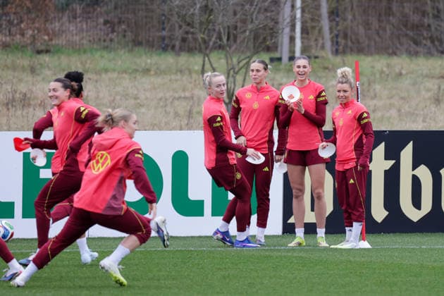 25.02.2026, xgrfx, Fussball DFB-Medientermine, Deutsche Frauennationalmannschaft - Training v.l. Lea Schüller, Klara Bühl, Jule Brand, Linda Dallmann (Deutsche Frauennationalmannschaft) (DFL DFB REGULATIONS PROHIBIT ANY USE OF PHOTOGRAPHS as IMAGE SEQUENCES and or QUASI-VIDEO) Frankfurt am Main