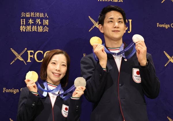 February 25, 2026, Tokyo, Japan - Japanese pair figure skaters Riku Miura (L) and Ryuichi Kihara (R) display their gold and silver medals of the Milano-Cortina Winter Olympic Games, Olympische Spiele, Olympia, OS as they hold a press conference, PK, Pressekonferenz at the Foreign Correspondents Club of Japan in Tokyo on Wednesday, February 25, 2026. Miura and Kihara won the gold of pairs and silver for team event of the Figure skating, Eiskunstlauf (photo by Yoshio Tsunoda AFLO) Noxthirdxpartyxsales  aflo_321221199