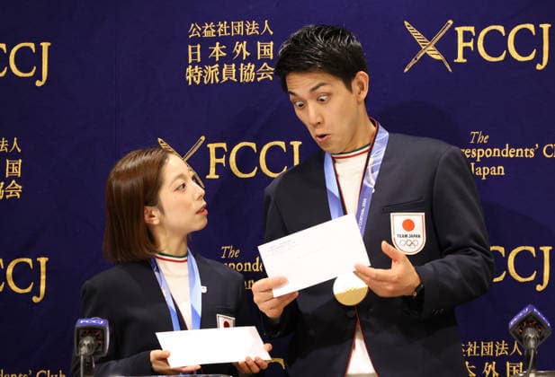 February 25, 2026, Tokyo, Japan - Japanese pair figure skaters Riku Miura (L) and Ryuichi Kihara (R) receive one-year membership from the Foreign Correspondents Club of Japan after they hold a press conference, PK, Pressekonferenz at the FCCJ in Tokyo on Wednesday, February 25, 2026. Miura and Kihara won the gold of pairs and silver for team event of the Figure skating, Eiskunstlauf at the Milano-Cortina Winter Olympic Games, Olympische Spiele, Olympia, OS (photo by Yoshio Tsunoda AFLO) Noxthirdxpartyxsales  aflo_321221205