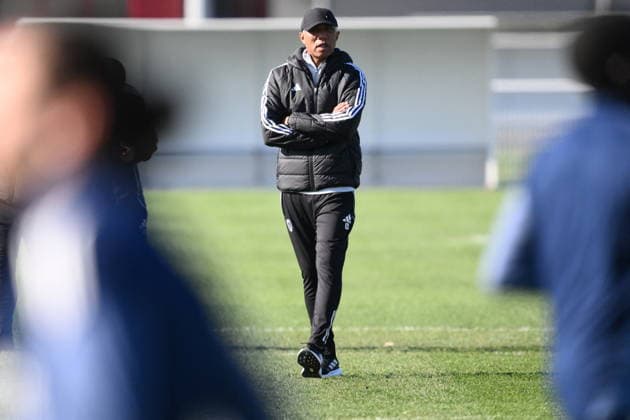 Paris FC Training Session - Paris This pictures shows Antoine Kombouare the new coach of Paris FC during his first training session with Paris FC in Orly, near Paris, France, on February 25, 2026. Photo by Eliot Blondet ABACAPRESS.COM Paris France  Copyright: xBlondetxEliot ABACAx