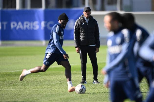 Paris FC Training Session - Paris This pictures shows Antoine Kombouare the new coach of Paris FC during his first training session with Paris FC in Orly, near Paris, France, on February 25, 2026. Photo by Eliot Blondet ABACAPRESS.COM Paris France  Copyright: xBlondetxEliot ABACAx