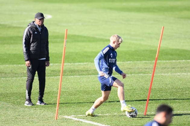 Paris FC Training Session - Paris This pictures shows Antoine Kombouare the new coach of Paris FC during his first training session with Paris FC in Orly, near Paris, France, on February 25, 2026. Photo by Eliot Blondet ABACAPRESS.COM Paris France  Copyright: xBlondetxEliot ABACAx