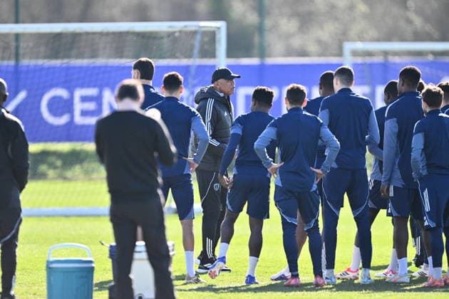 Paris FC Training Session - Paris This pictures shows Antoine Kombouare the new coach of Paris FC during his first training session with Paris FC in Orly, near Paris, France, on February 25, 2026. Photo by Eliot Blondet ABACAPRESS.COM Paris France  Copyright: xBlondetxEliot ABACAx