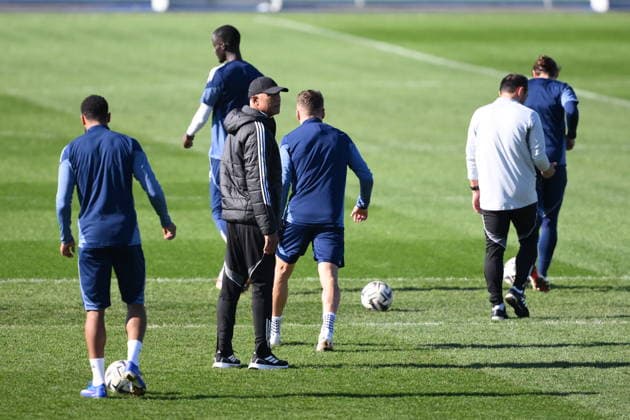 Paris FC Training Session - Paris This pictures shows Antoine Kombouare the new coach of Paris FC during his first training session with Paris FC in Orly, near Paris, France, on February 25, 2026. Photo by Eliot Blondet ABACAPRESS.COM Paris France  Copyright: xBlondetxEliot ABACAx