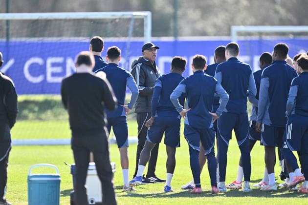 Paris FC Training Session - Paris This pictures shows Antoine Kombouare the new coach of Paris FC during his first training session with Paris FC in Orly, near Paris, France, on February 25, 2026. Photo by Eliot Blondet ABACAPRESS.COM Paris France  Copyright: xBlondetxEliot ABACAx