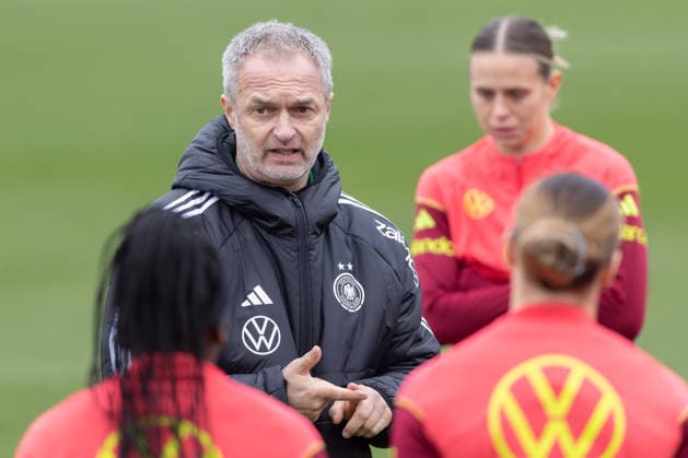 Training Deutsche Fußball-Nationalmannschaft der Frauen Bundestrainer Christian Wück spricht zu seinem Team vor Trainingsbeginn. Training der Frauen-Nationalmannschaft vor den WM-Qualifikationsspielen gegen Slowenien und Norwegen am 25. Februar 2026 in Frankfurt am Main, Frankfurt am Main Hessen Deutschland DFB-Campus