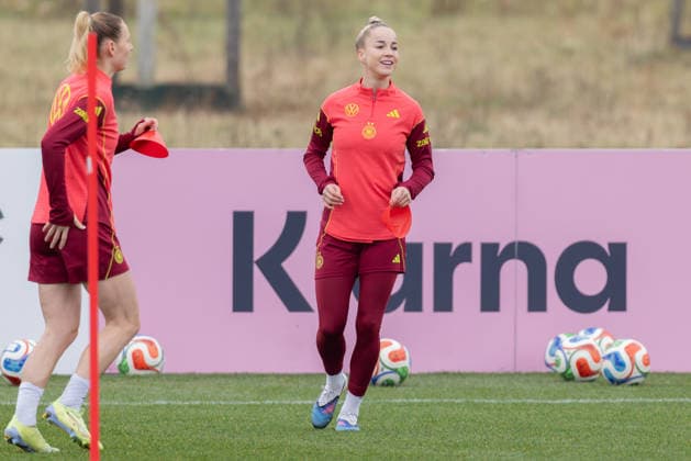 Training Deutsche Fußball-Nationalmannschaft der Frauen Gute Laune bei Mannschaftführerin Giulia Gwinn (FC Bayern München). Links Sarai Linder (VfL Wolfsburg). Training der Frauen-Nationalmannschaft vor den WM-Qualifikationsspielen gegen Slowenien und Norwegen am 25. Februar 2026 in Frankfurt am Main, Frankfurt am Main Hessen Deutschland DFB-Campus
