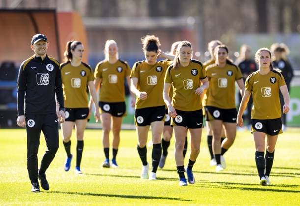 ZEIST - National coach Arjan Veurink and Wieke Kaptein during a training session prior to the Dutch women s World Cup qualifying match against Poland. KOEN VAN WEEL ANP xVIxANPxSportx xxANPxIVx 551723028 originalFilename: 551723028.jpg