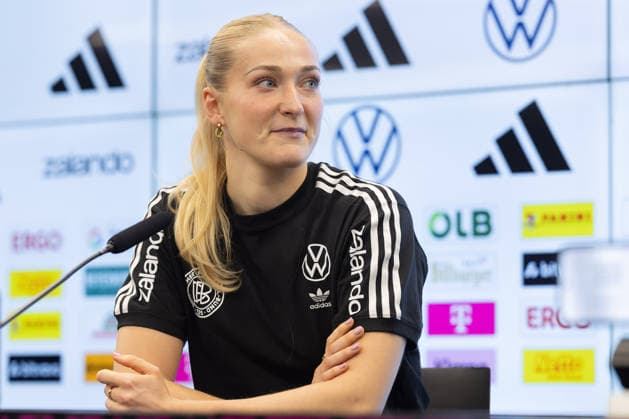Training und PK Deutsche Fußball-Nationalmannschaft der Frauen Camilla Küver (VfL Wolfsburg) spricht während der Pressekonferenz. Training und Pressekonferenz der Frauen-Nationalmannschaft vor den WM-Qualifikationsspielen gegen Slowenien und Norwegen am 25. Februar 2026 in Frankfurt am Main, Frankfurt am Main Hessen Deutschland DFB-Campus