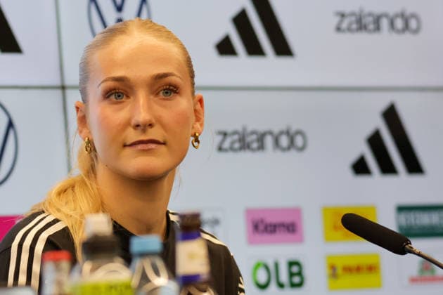 25.02.2026, xgrfx, Fussball DFB-Medientermine, Deutsche Frauennationalmannschaft - Training v.l. Camilla Küver (Deutsche Frauennationalmannschaft) (DFL DFB REGULATIONS PROHIBIT ANY USE OF PHOTOGRAPHS as IMAGE SEQUENCES and or QUASI-VIDEO) Frankfurt am Main