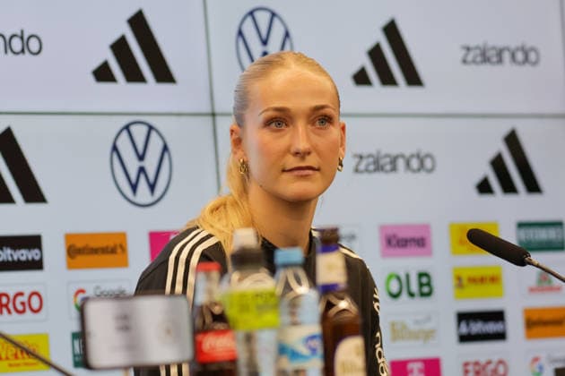 25.02.2026, xgrfx, Fussball DFB-Medientermine, Deutsche Frauennationalmannschaft - Training v.l. Camilla Küver (Deutsche Frauennationalmannschaft) (DFL DFB REGULATIONS PROHIBIT ANY USE OF PHOTOGRAPHS as IMAGE SEQUENCES and or QUASI-VIDEO) Frankfurt am Main