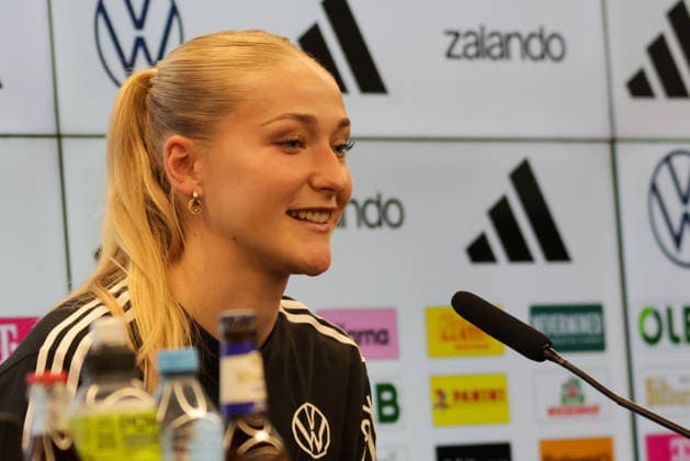 25.02.2026, xgrfx, Fussball DFB-Medientermine, Deutsche Frauennationalmannschaft - Training v.l. Camilla Küver (Deutsche Frauennationalmannschaft) (DFL DFB REGULATIONS PROHIBIT ANY USE OF PHOTOGRAPHS as IMAGE SEQUENCES and or QUASI-VIDEO) Frankfurt am Main