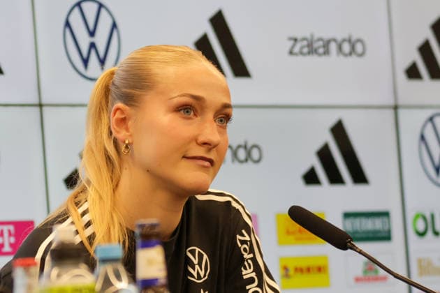 25.02.2026, xgrfx, Fussball DFB-Medientermine, Deutsche Frauennationalmannschaft - Training v.l. Camilla Küver (Deutsche Frauennationalmannschaft) (DFL DFB REGULATIONS PROHIBIT ANY USE OF PHOTOGRAPHS as IMAGE SEQUENCES and or QUASI-VIDEO) Frankfurt am Main