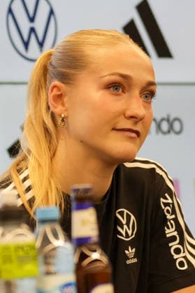 25.02.2026, xgrfx, Fussball DFB-Medientermine, Deutsche Frauennationalmannschaft - Training v.l. Camilla Küver (Deutsche Frauennationalmannschaft) (DFL DFB REGULATIONS PROHIBIT ANY USE OF PHOTOGRAPHS as IMAGE SEQUENCES and or QUASI-VIDEO) Frankfurt am Main