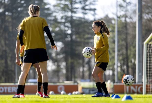 ZEIST - Danielle van de Donk during a training session prior to the Dutch women s World Cup qualifying match against Poland. KOEN VAN WEEL ANP xVIxANPxSportx xxANPxIVx 551724080 originalFilename: 551724080.jpg