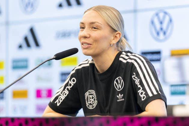Training und PK Deutsche Fußball-Nationalmannschaft der Frauen Elisa Senß (Eintracht Frankfurt) spricht während der Pressekonferenz. Training und Pressekonferenz der Frauen-Nationalmannschaft vor den WM-Qualifikationsspielen gegen Slowenien und Norwegen am 25. Februar 2026 in Frankfurt am Main, Frankfurt am Main Hessen Deutschland DFB-Campus