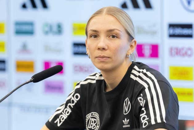 Training und PK Deutsche Fußball-Nationalmannschaft der Frauen Elisa Senß (Eintracht Frankfurt) spricht während der Pressekonferenz. Training und Pressekonferenz der Frauen-Nationalmannschaft vor den WM-Qualifikationsspielen gegen Slowenien und Norwegen am 25. Februar 2026 in Frankfurt am Main, Frankfurt am Main Hessen Deutschland DFB-Campus