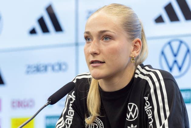 Training und PK Deutsche Fußball-Nationalmannschaft der Frauen Camilla Küver (VfL Wolfsburg) spricht während der Pressekonferenz. Training und Pressekonferenz der Frauen-Nationalmannschaft vor den WM-Qualifikationsspielen gegen Slowenien und Norwegen am 25. Februar 2026 in Frankfurt am Main, Frankfurt am Main Hessen Deutschland DFB-Campus