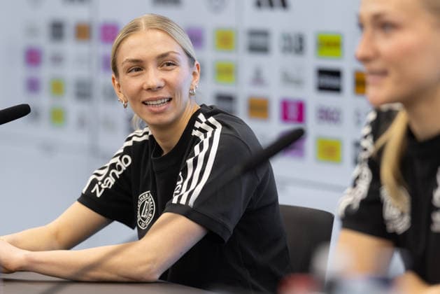 Training und PK Deutsche Fußball-Nationalmannschaft der Frauen Elisa Senß (Eintracht Frankfurt) spricht während der Pressekonferenz. Training und Pressekonferenz der Frauen-Nationalmannschaft vor den WM-Qualifikationsspielen gegen Slowenien und Norwegen am 25. Februar 2026 in Frankfurt am Main, Frankfurt am Main Hessen Deutschland DFB-Campus