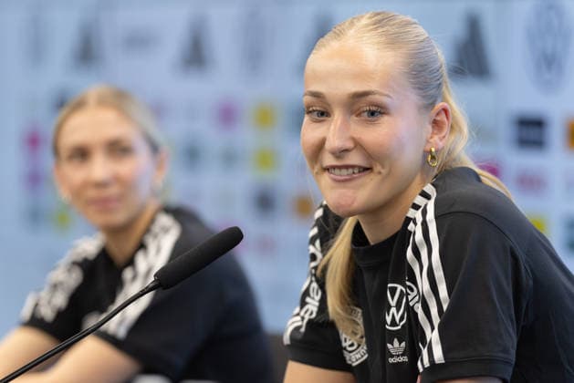 Training und PK Deutsche Fußball-Nationalmannschaft der Frauen Camilla Küver (VfL Wolfsburg) spricht während der Pressekonferenz. Training und Pressekonferenz der Frauen-Nationalmannschaft vor den WM-Qualifikationsspielen gegen Slowenien und Norwegen am 25. Februar 2026 in Frankfurt am Main, Frankfurt am Main Hessen Deutschland DFB-Campus