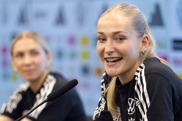 Training und PK Deutsche Fußball-Nationalmannschaft der Frauen Camilla Küver (VfL Wolfsburg) spricht während der Pressekonferenz. Training und Pressekonferenz der Frauen-Nationalmannschaft vor den WM-Qualifikationsspielen gegen Slowenien und Norwegen am 25. Februar 2026 in Frankfurt am Main, Frankfurt am Main Hessen Deutschland DFB-Campus