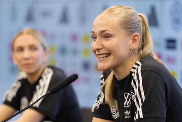 Training und PK Deutsche Fußball-Nationalmannschaft der Frauen Camilla Küver (VfL Wolfsburg) spricht während der Pressekonferenz. Training und Pressekonferenz der Frauen-Nationalmannschaft vor den WM-Qualifikationsspielen gegen Slowenien und Norwegen am 25. Februar 2026 in Frankfurt am Main, Frankfurt am Main Hessen Deutschland DFB-Campus *** Training and press conference German womens national soccer team Camilla Küver VfL Wolfsburg speaks during the press conference Training and press conference of the womens national team before the World Cup qualifiers against Slovenia and Norway on February 25, 2026 in Frankfurt am Main, Frankfurt am Main Hessen Germany DFB Campus