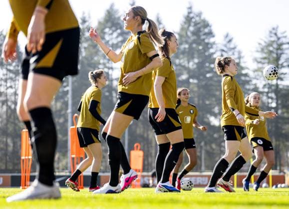 ZEIST - Veerle Buurman during a training session prior to the Dutch women s World Cup qualifying match against Poland. KOEN VAN WEEL ANP xVIxANPxSportx xxANPxIVx 551725150 originalFilename: 551725150.jpg