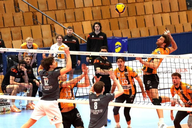 DEU, DVV, 1.VBL, BR Volleys vs. VCO Olympia, 25.02.2026, Hohenschoenhausen, Berlin, DEU, DVV, 1.VBL, BR Volleys vs. VCO Olympia, im Bild Matthew Knigge (BR Volleys 2), Vaehning, Fritz (VC Olympia Berlin 12), Stemmler, Tobias (VC Olympia Berlin 8)