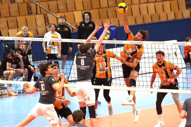 DEU, DVV, 1.VBL, BR Volleys vs. VCO Olympia, 25.02.2026, Hohenschoenhausen, Berlin, DEU, DVV, 1.VBL, BR Volleys vs. VCO Olympia, im Bild Matthew Knigge (BR Volleys 2), Simon Plaskie (BR Volleys 7), Vaehning, Fritz (VC Olympia Berlin 12), Stemmler, Tobias (VC Olympia Berlin 8)