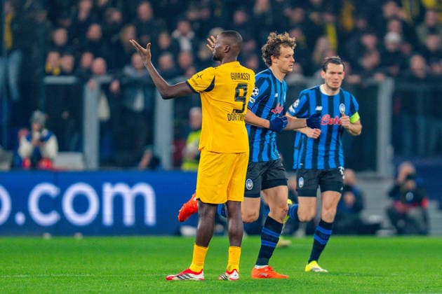 25.02.2026, Atalanta Bergamo vs. Borussia Dortmund, UEFA Champions League, Playoffs-Rückspiel Tor zum 1:0 durch Gianluca Scamacca (Atalanta Bergamo) Serhou Guirassy (Borussia Dortmund, 9) Regulations prohibit any use of photographs as image sequences and or quasi video Copyright: xBahhoxKarax
