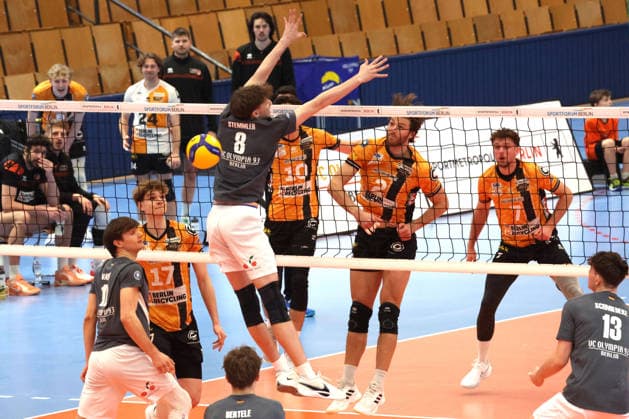DEU, DVV, 1.VBL, BR Volleys vs. VCO Olympia, 25.02.2026, Hohenschoenhausen, Berlin, DEU, DVV, 1.VBL, BR Volleys vs. VCO Olympia, im Bild Matthew Knigge (BR Volleys 2), Simon Plaskie (BR Volleys 7), Vaehning, Fritz (VC Olympia Berlin 12), Stemmler, Tobias (VC Olympia Berlin 8)