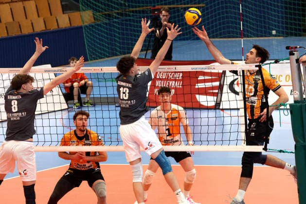 DEU, DVV, 1.VBL, BR Volleys vs. VCO Olympia, 25.02.2026, Hohenschoenhausen, Berlin, DEU, DVV, 1.VBL, BR Volleys vs. VCO Olympia, im Bild Daniel Malescha (BR Volleys 10), Schmiedeke, Kilian (VC Olympia Berlin 13)