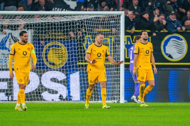 25.02.2026, Atalanta Bergamo vs. Borussia Dortmund, UEFA Champions League, Playoffs-Rückspiel Tor zum 1:0 durch Gianluca Scamacca (Atalanta Bergamo) Emre Can (Borussia Dortmund, 23) Waldemar Anton (Borussia Dortmund, 3) Ramy Bensebaini (Borussia Dortmund, 5) Regulations prohibit any use of photographs as image sequences and or quasi video Copyright: xBahhoxKarax
