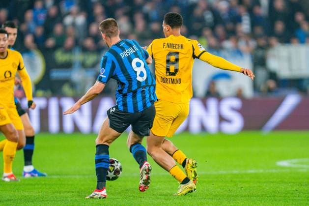 25.02.2026, Atalanta Bergamo vs. Borussia Dortmund, UEFA Champions League, Playoffs-Rückspiel Felix Nmecha (Borussia Dortmund, 8) Mario Pasalic (Atalanta Bergamo) Regulations prohibit any use of photographs as image sequences and or quasi video Copyright: xBahhoxKarax