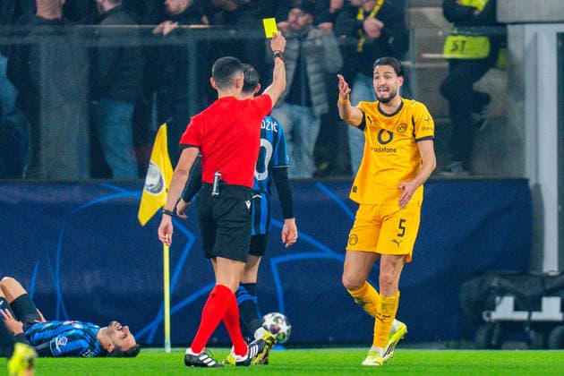 25.02.2026, Atalanta Bergamo vs. Borussia Dortmund, UEFA Champions League, Playoffs-Rückspiel Ramy Bensebaini (Borussia Dortmund, 5) gelbe Karte Regulations prohibit any use of photographs as image sequences and or quasi video Copyright: xBahhoxKarax