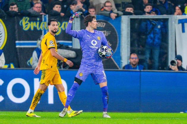 25.02.2026, Atalanta Bergamo vs. Borussia Dortmund, UEFA Champions League, Playoffs-Rückspiel Gregor Kobel (Borussia Dortmund, 1) Ramy Bensebaini (Borussia Dortmund, 5) Regulations prohibit any use of photographs as image sequences and or quasi video Copyright: xBahhoxKarax